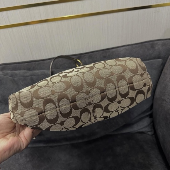 Coach Tan and Gold Floral Shoulder Bag WITH A FEW STAINS AROUND THE FLOWERS - Picture 3 of 8